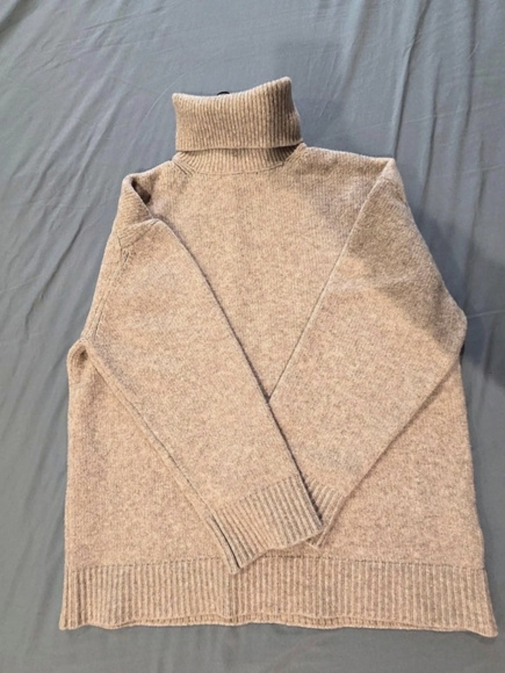 H&M Turtleneck Sweater in Tan Size Small Like New
